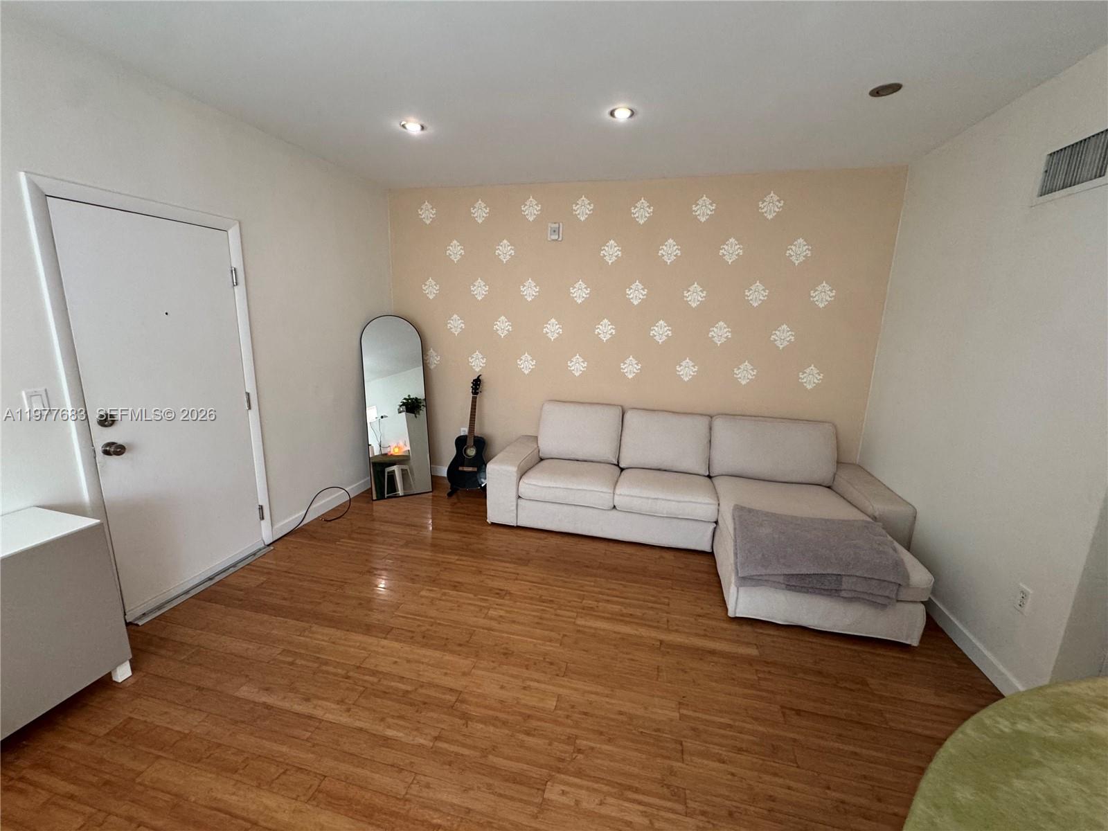 WHISPER CONDO - Residential