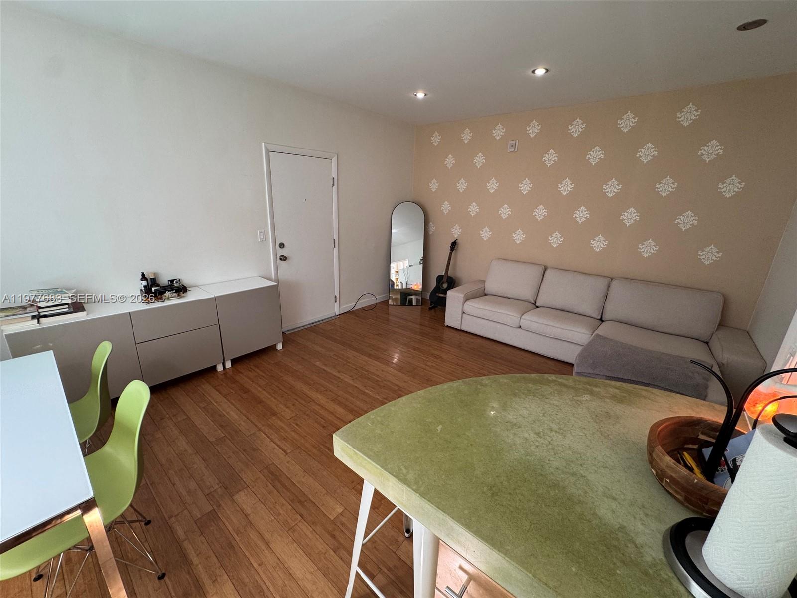 WHISPER CONDO - Residential