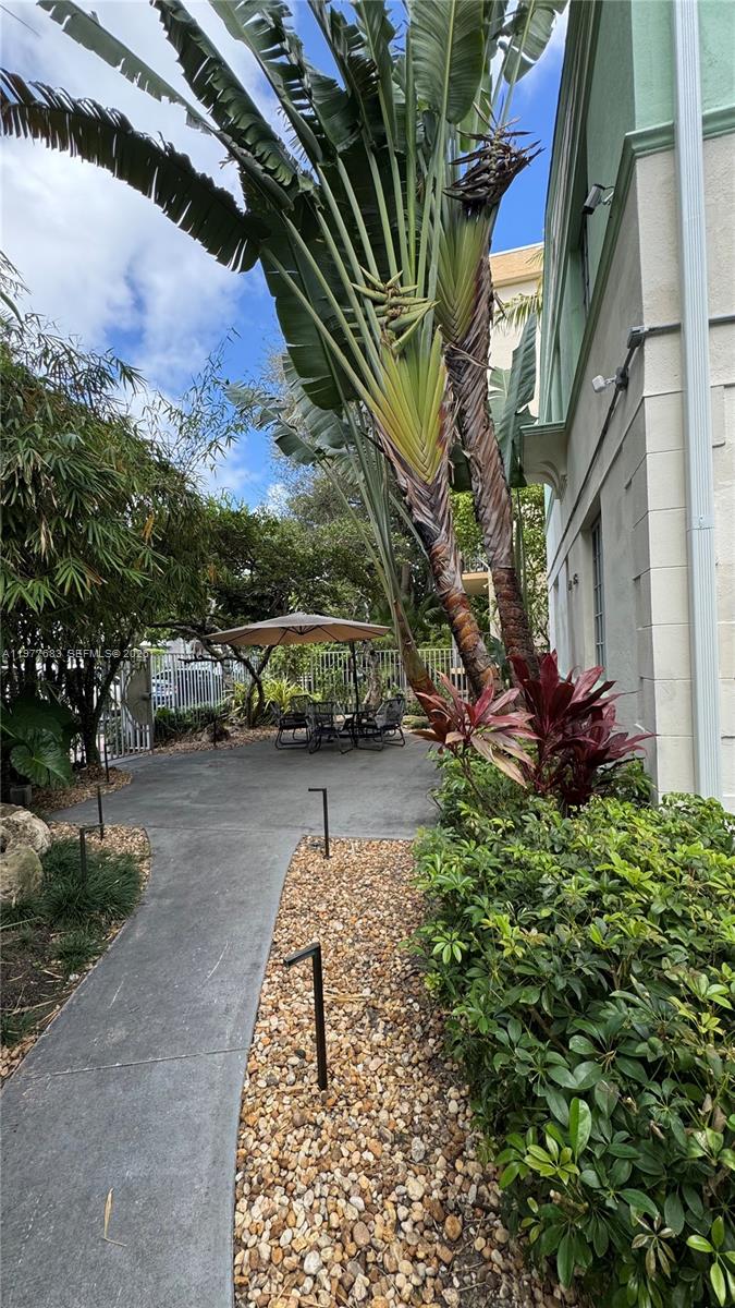 WHISPER CONDO - Residential