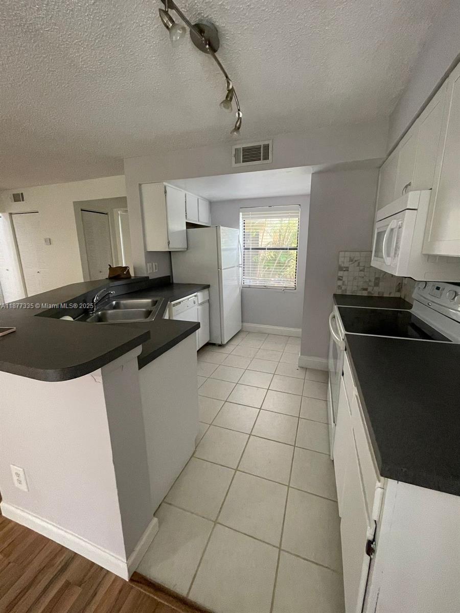 SUMMERBREEZE CONDO - Residential