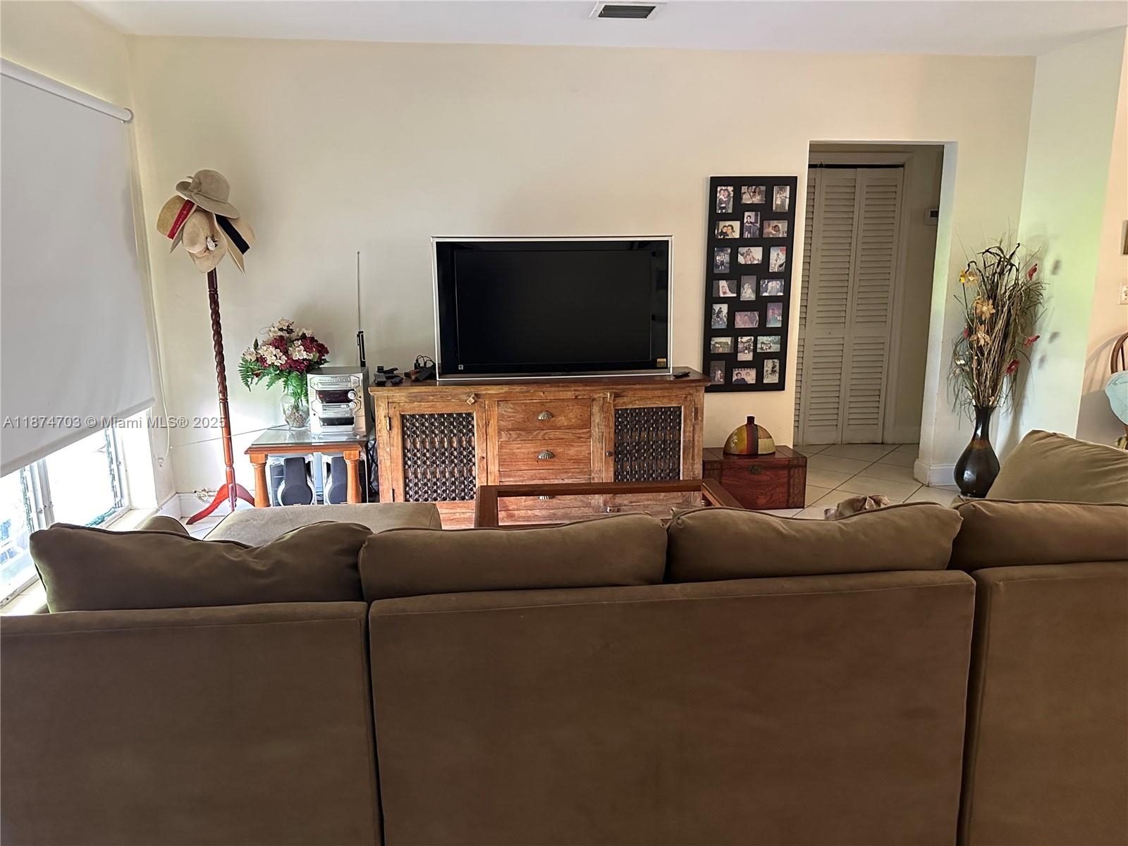 HOLLYWOOD COUNTRY CLUB DI - Residential Lease