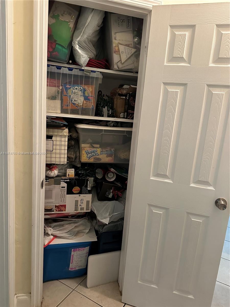 HOLLYWOOD COUNTRY CLUB DI - Residential Lease