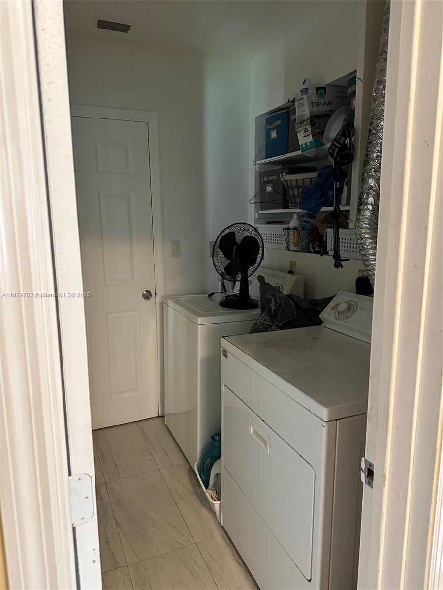 HOLLYWOOD COUNTRY CLUB DI - Residential Lease