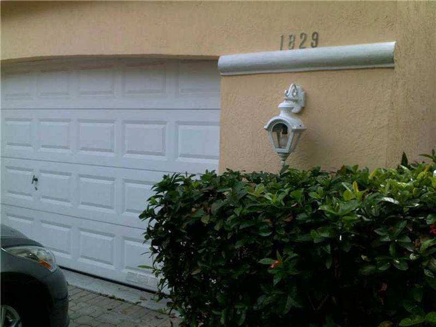 BEAUTIFUL LARGE FULLY FURNISHED 3 BEDROOM/2.5 BATH HOME IN THE GATED COMMUNITY OF "EAST LAKE" JUST A FEW MILES TO THE BEACH, YOUNG CIRCLE AND SHOPPING.GORGEOUS LAKE VIEW & VERY PRIVATE GARDEN PATIO.3RD BEDROOM IS USED AS A DEN.LARGE MASTER WITH PLENTY OF  CLOSET SPACE THROUGHOUT.2 CAR GARAGE AND PAVED DRIVEWAY FOR 2 ADDITIONAL CARS. LAWN SERVICE IS INCLUDED IN THE RENT.