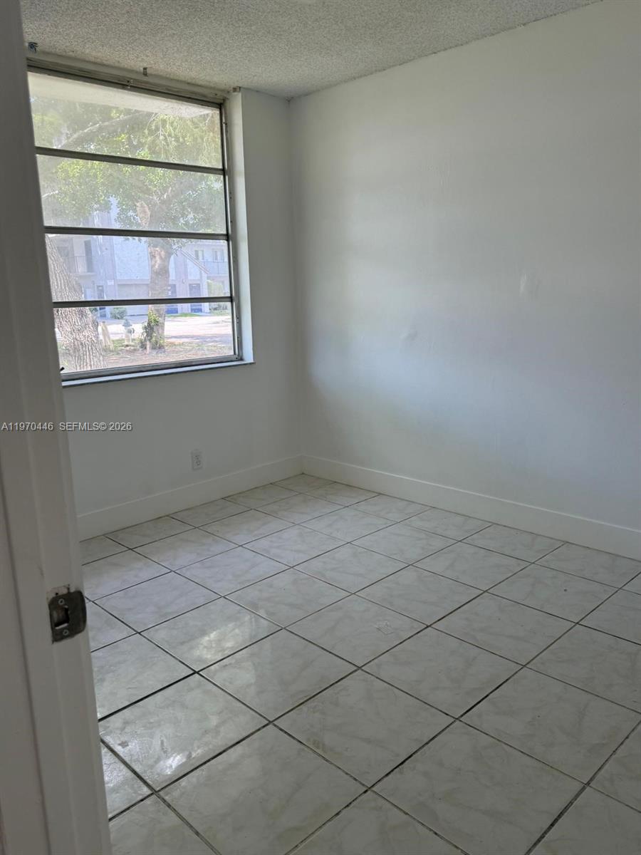 LAKESHORE AT UNIVERSITY P - Residential