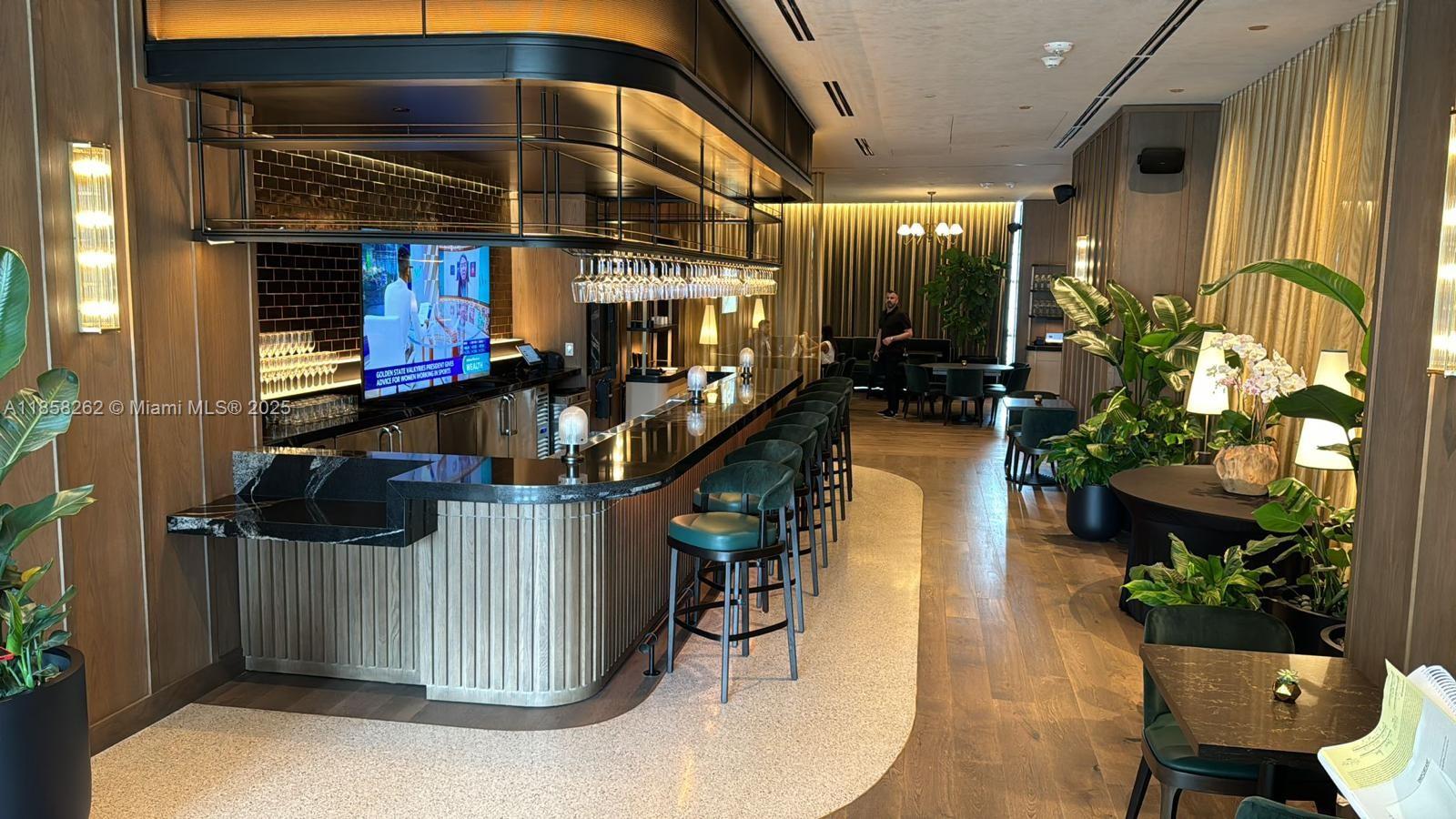 Gale Miami Residences - Experience upscale urban living in this brand-new 2024, fully furnished residence. Unmatched location across from Kaseya Center, moments from Miami Worldcenter, Bayside, acclaimed dining, and dynamic nightlife. Indulge in resort-style amenities.
