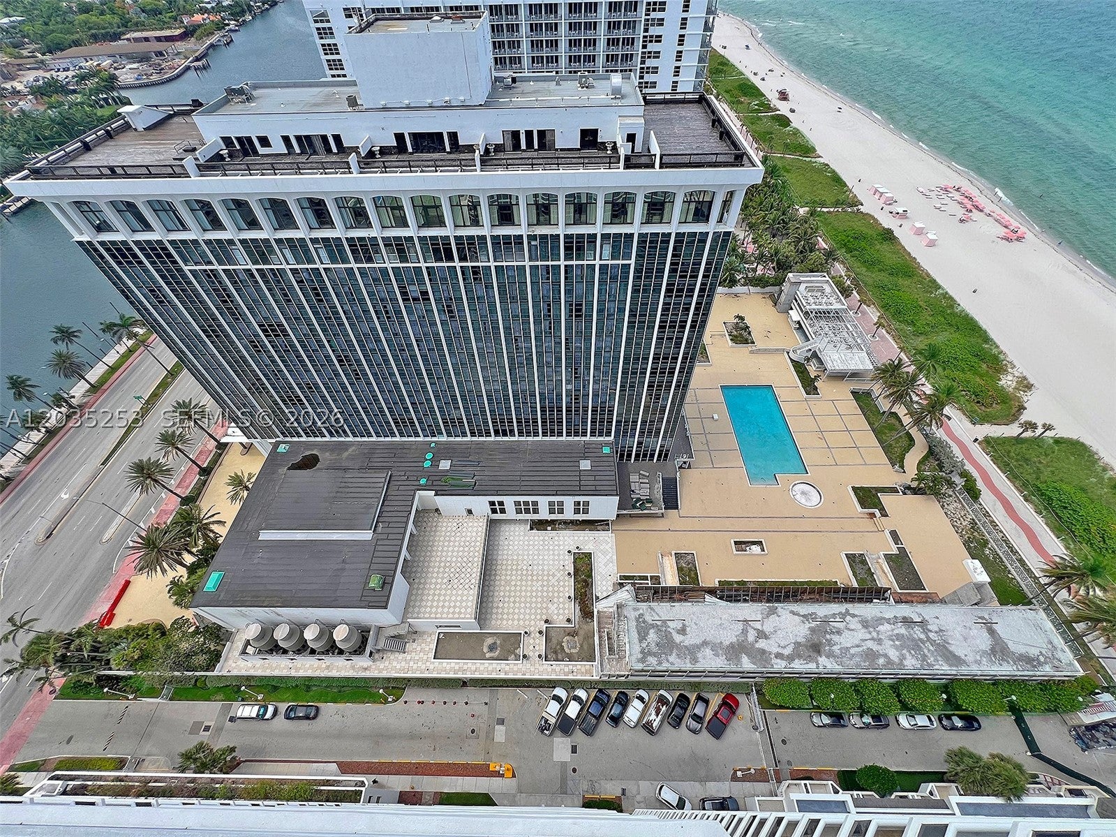 4779 Collins Ave 2708