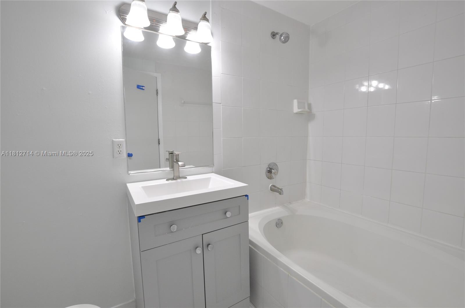 DADELAND COVE SEC 2 - Residential Lease