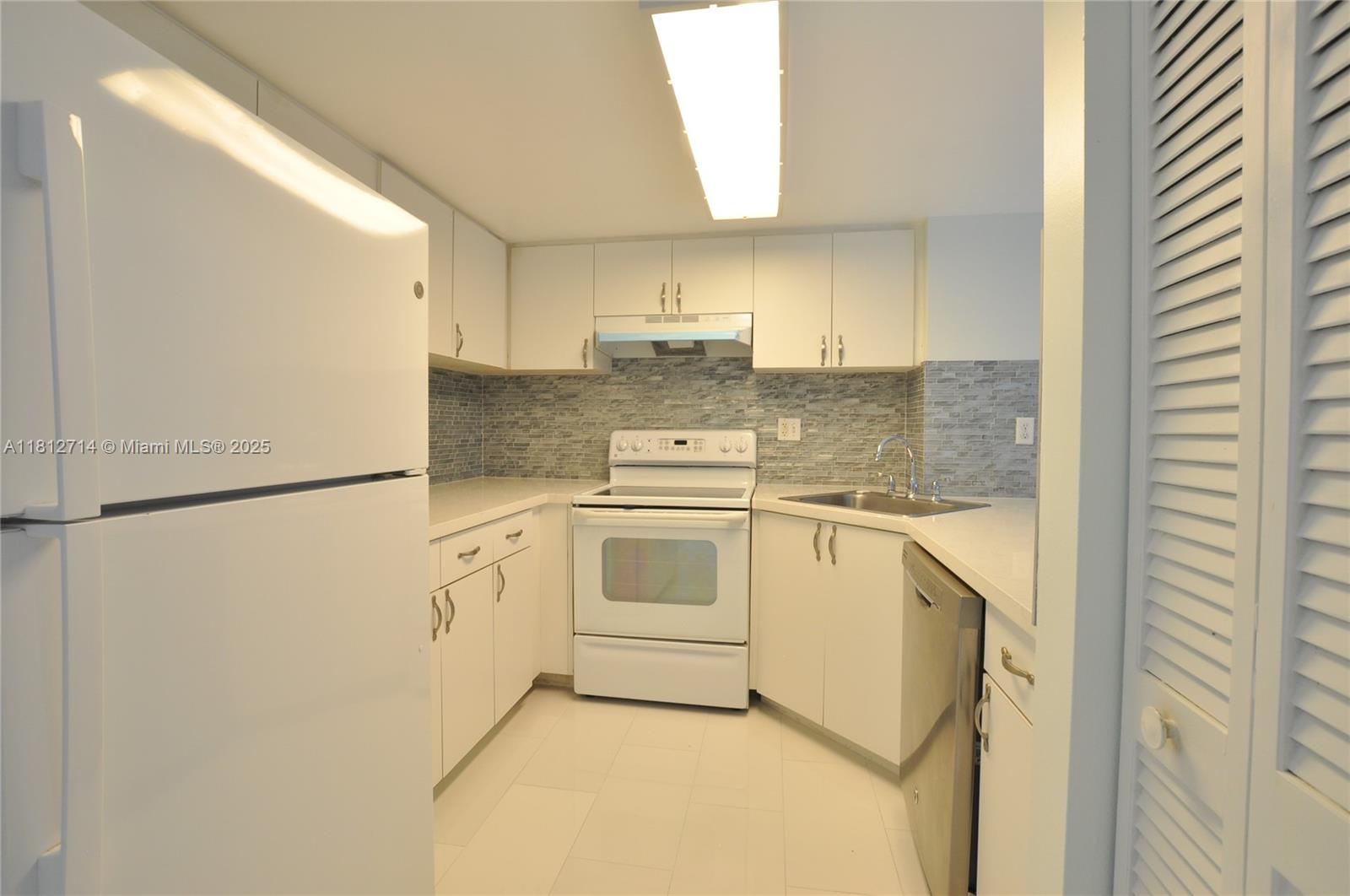 DADELAND COVE SEC 2 - Residential Lease