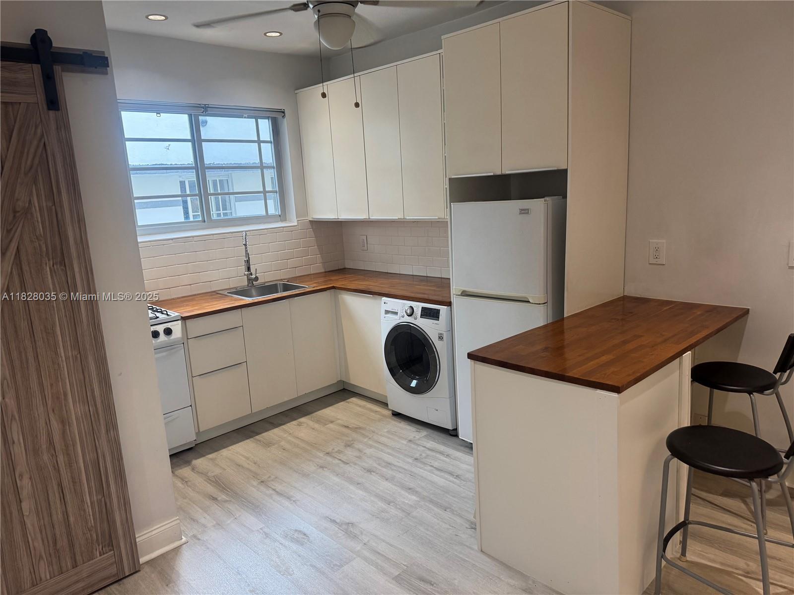 DELPHINE CONDO - Residential