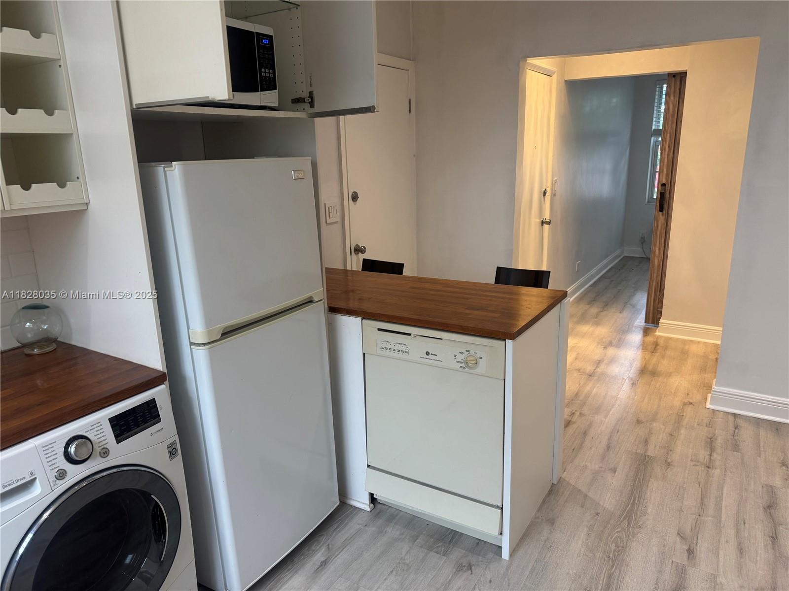 DELPHINE CONDO - Residential