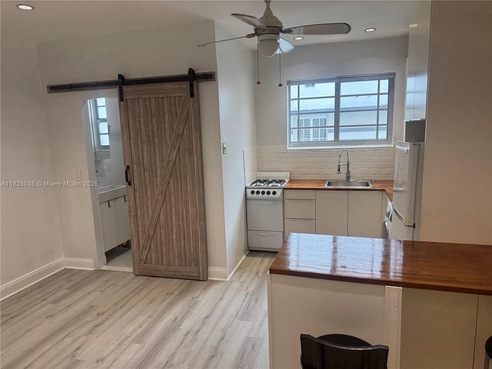 DELPHINE CONDO - Residential