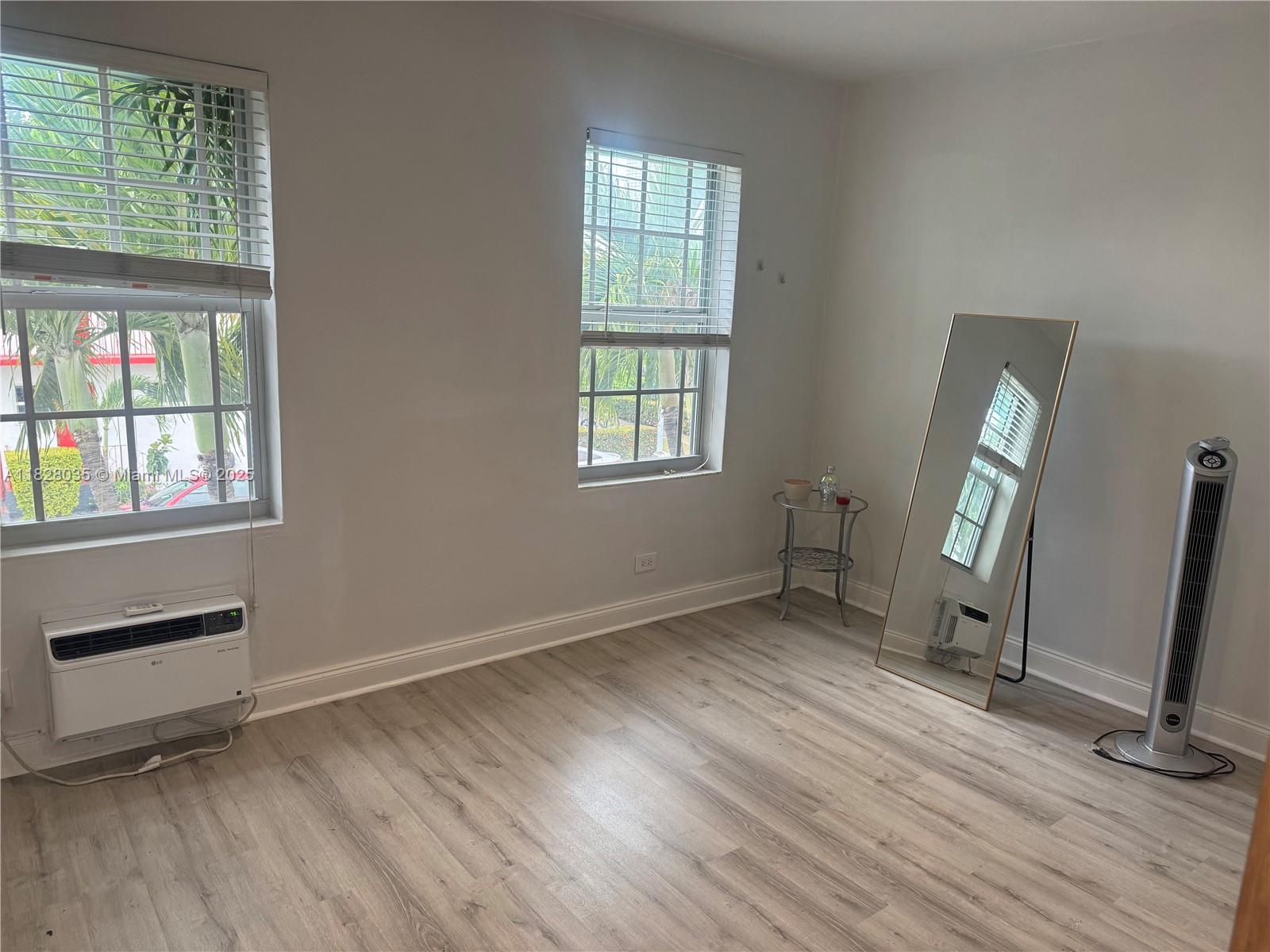 DELPHINE CONDO - Residential