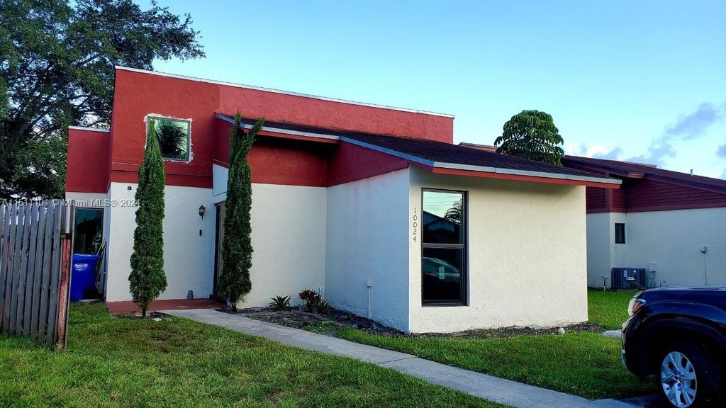 Photo of 10024 SW 14th St, Pembroke Pines, FL 33025 (MLS # A11511101)