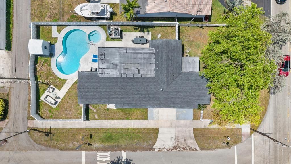 Photo of 820 W Chaminade Dr, Hollywood, FL 33021 (MLS # A11779507)