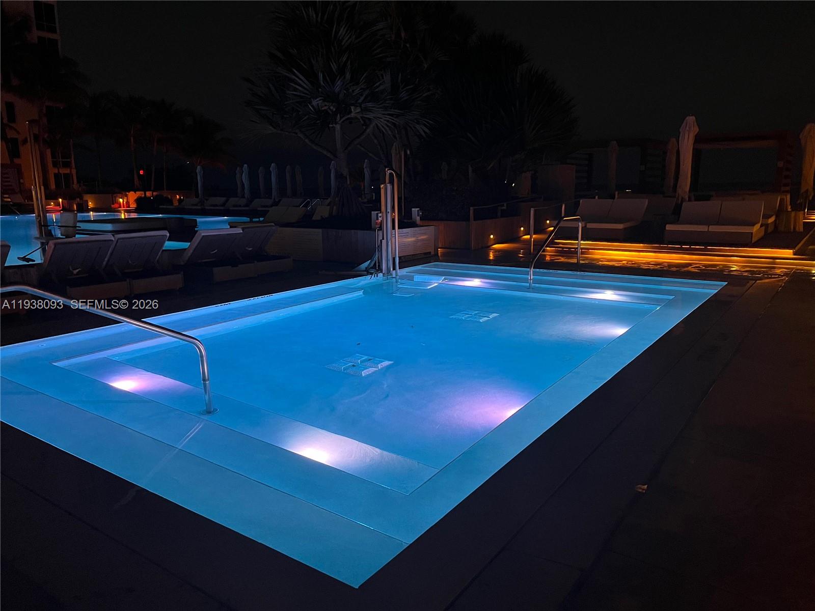 2301 Collins Ave PH22