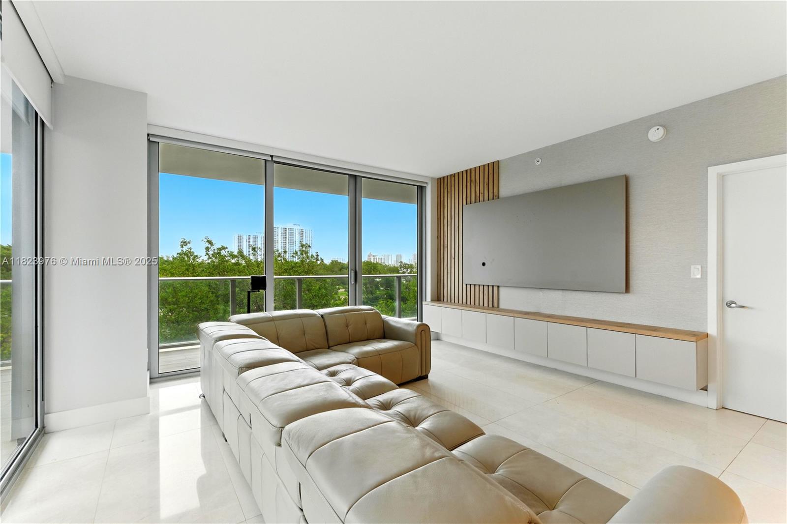 16385 Biscayne Blvd 301