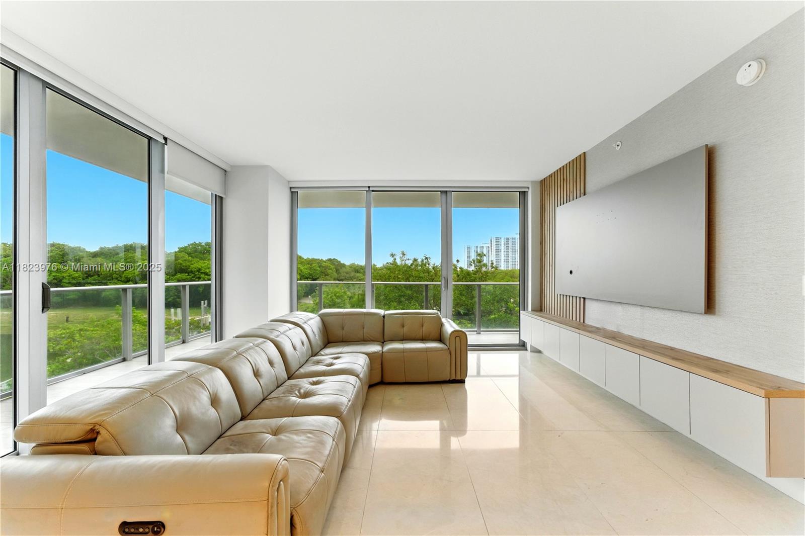 16385 Biscayne Blvd 301