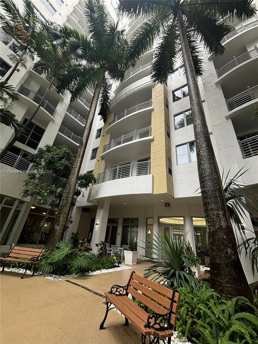 A two bedroom , two bathroom unit in the heart of Hollywood. Excellent proximity to the ocean, restaurants and mines shopping centers. 
DON'T MISS THE OPPORTUNITY!!!!
The owner willing to talk for a wonderful offer that pleases both parties.