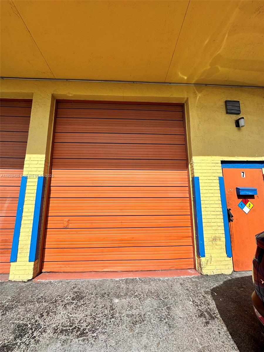 AMAZING WAREHOUSE FOR RENT ABOUT 800 +SQFT MULTY USE AVAILABLE, EXCEPT MECHANIC OR DEALER CALL OR TEXT FOR MORE INFO, READY TO MOVE IN . EXCELLENT LOCATION , PLEASE ADD THE SALES TAX TO THE PRICE . 2 MONTH TO MOVE IN !