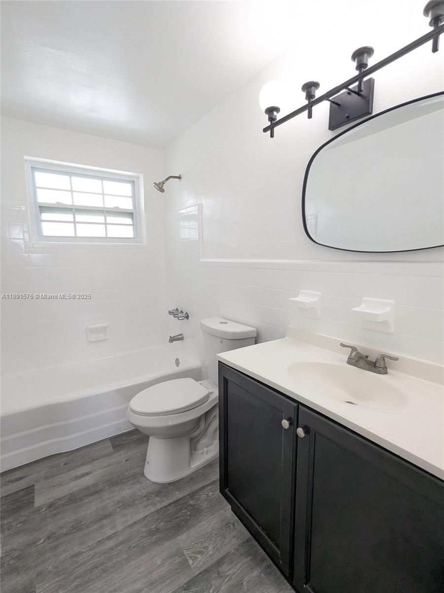 BISCAYNE BCH SUB - Residential Lease