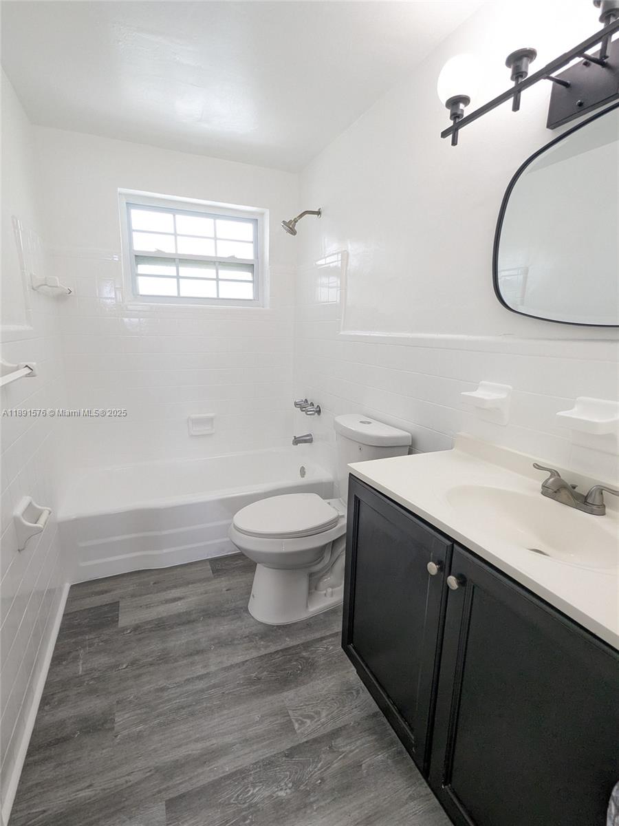 BISCAYNE BCH SUB - Residential Lease