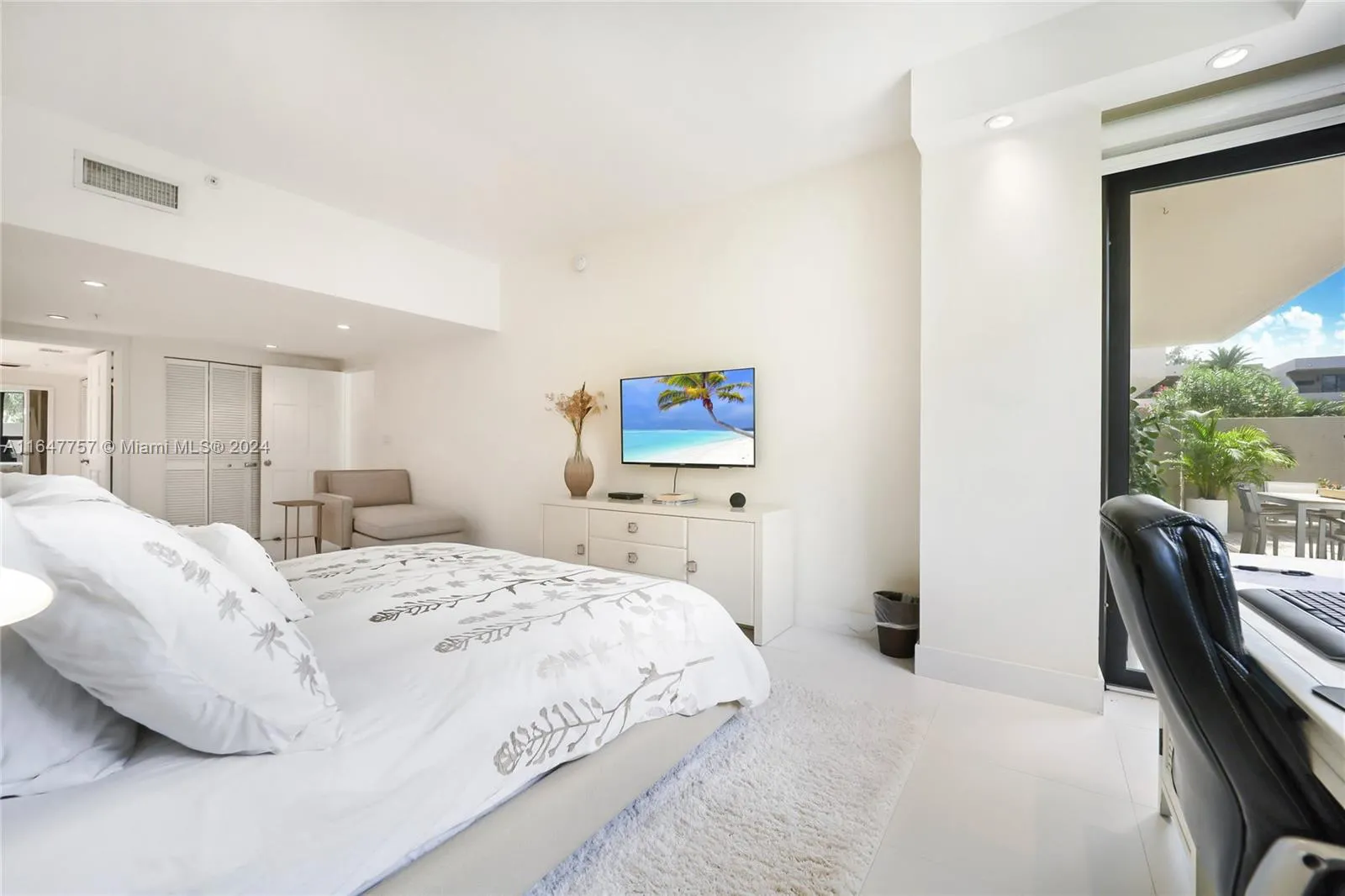 Key Biscayne, Florida 33149, United States, 2 Bedrooms Bedrooms, ,2 BathroomsBathrooms,Residential,Pending,46694