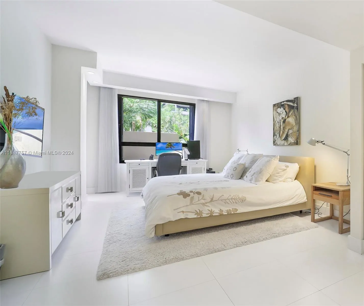 Key Biscayne, Florida 33149, United States, 2 Bedrooms Bedrooms, ,2 BathroomsBathrooms,Residential,Pending,46694