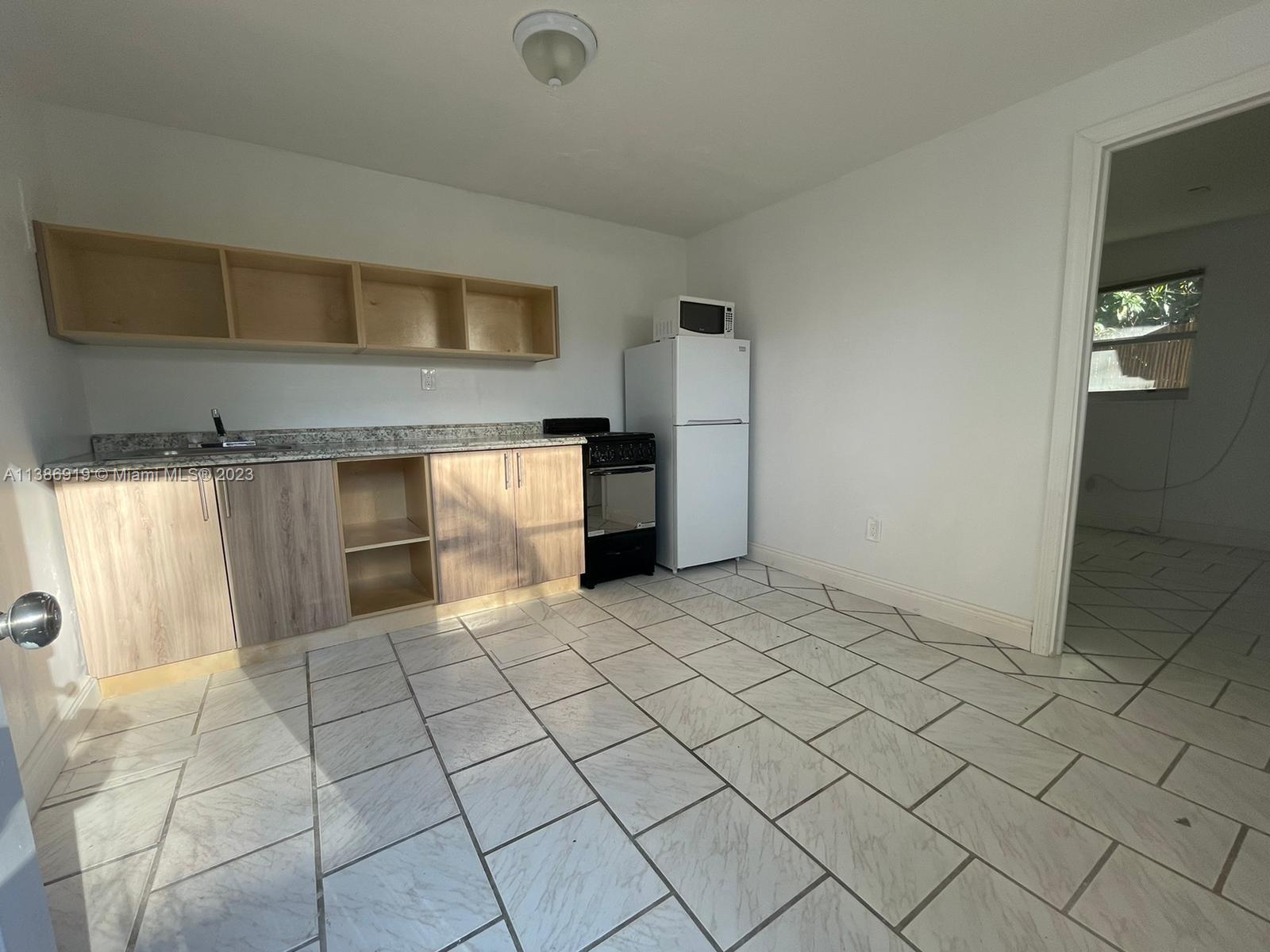 For Rent: Move in Today to This Beautiful, Newly Remodeled Complex! Don't miss the opportunity to rent a brand-new unit in this stunning, recently updated complex. Enjoy the shared outdoor spaces designed for your table, chairs, and barbecue.
Experience rapid approval and move in today! Start your mornings basking in the tropical atmosphere under the complex's palm trees. Secure this amazing rental property and embrace a new lifestyle right away.