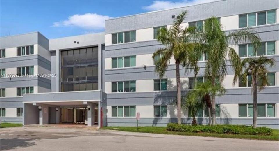 Discover an excellent opportunity to live or invest! This spacious 2-bedroom, 2-bathroom apartment is located on the third floor, offering privacy, peace, and great natural light. The open-concept layout connects the living, dining, and kitchen areas seamlessly. Both bedrooms are generously sized, and the primary bedroom includes a private en-suite bathroom. Perfect for first-time buyers, investors, or anyone looking for a property with great potential. Convenient location close to shopping, schools, and major highways. Don’t miss this one!