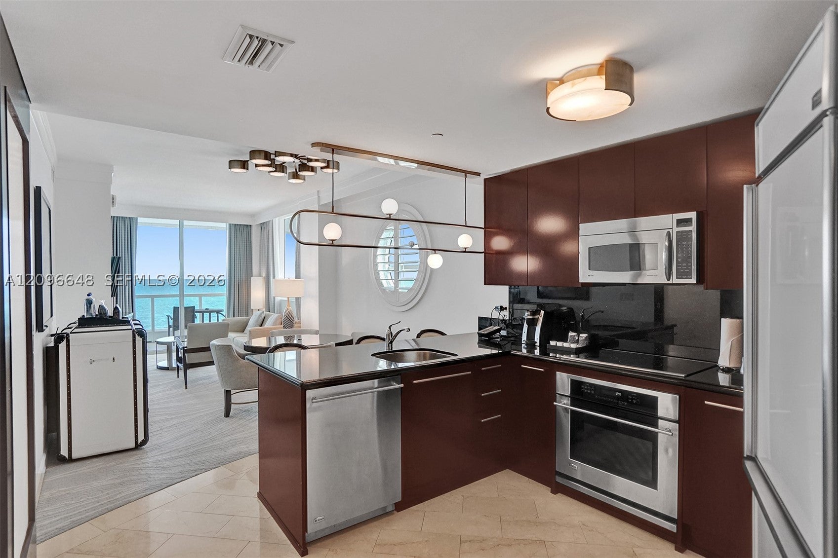 4391 Collins Ave 913/914