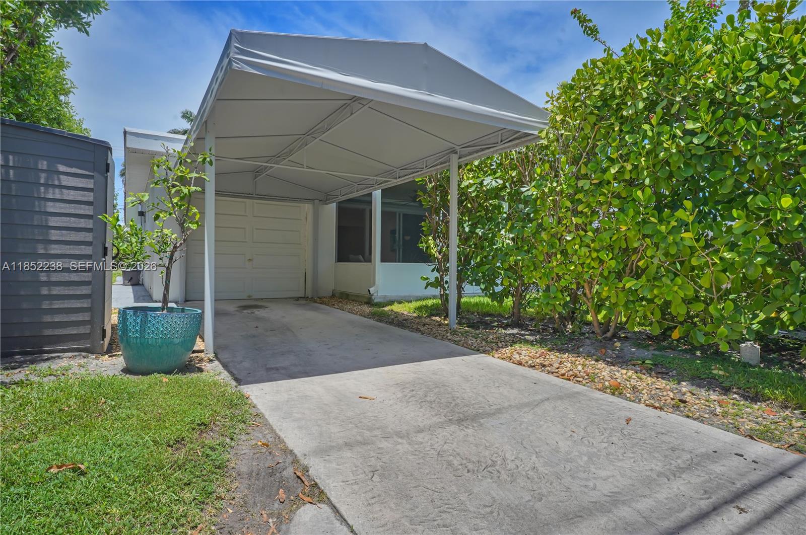 HOLLYWOOD LAKES SECTION - Residential