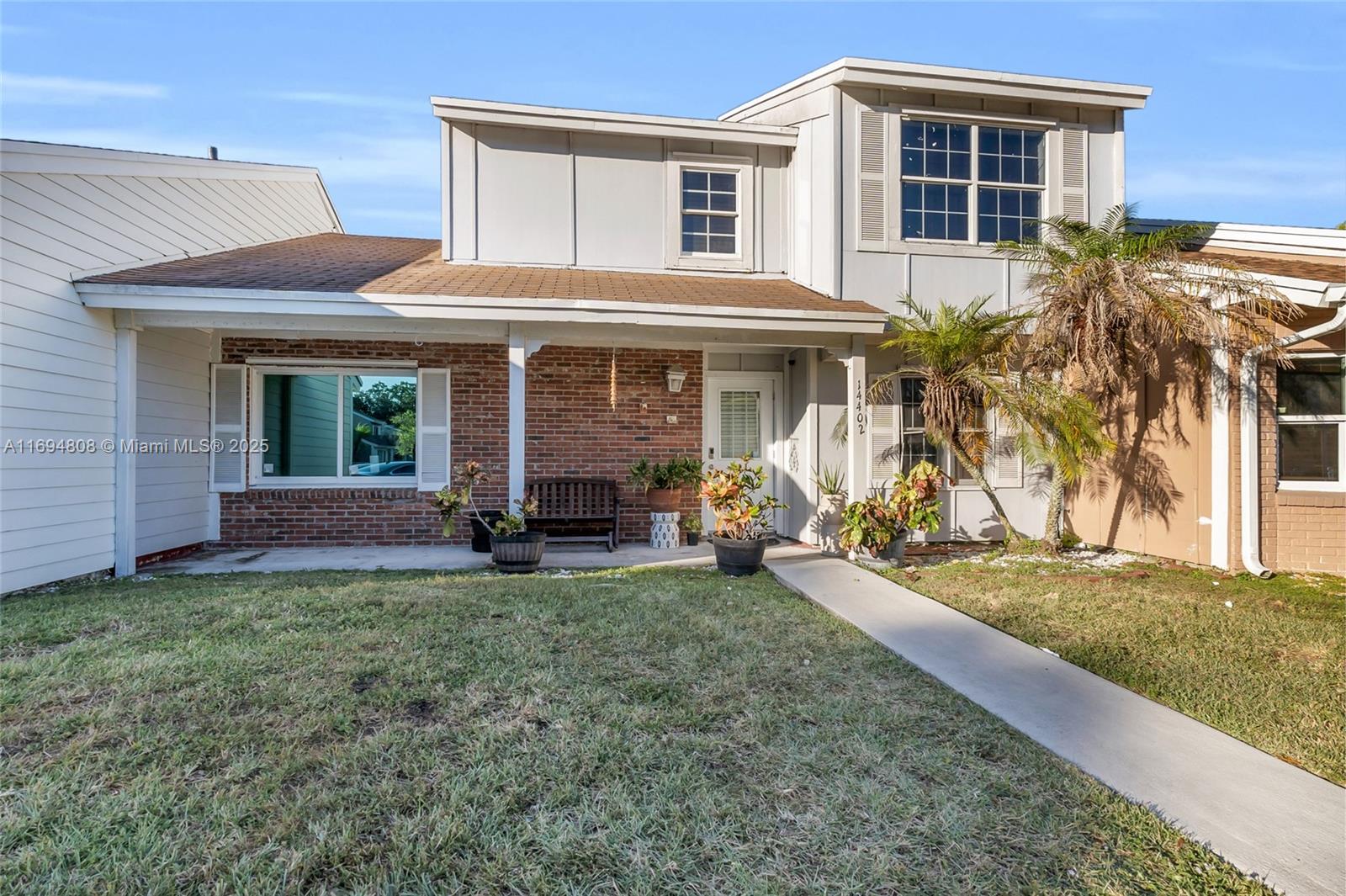 Welcome to your ideal staycation retreat! This 3-bedroom, 3-bathroom home, with a versatile den, is nestled on a peaceful cul-de-sac in a welcoming neighborhood. Enjoy a modern kitchen with quartz countertops, a spacious family room, and an oversized master suite with vaulted ceilings and a walk-in closet. Outside, a cozy patio and renewed fence (2020) create the perfect space for BBQs. Stay comfortable year-round with a new AC system. Community amenities include a clubhouse pool, lakefront fishing, jogging paths, and more. Conveniently close to schools, shopping, and highways—schedule your showing today!
