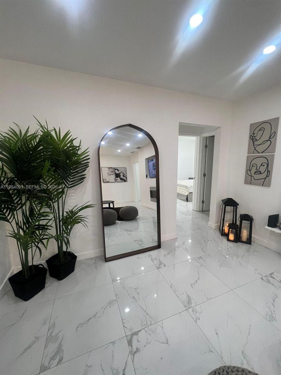 LE JEUNE MANORS - Residential Lease