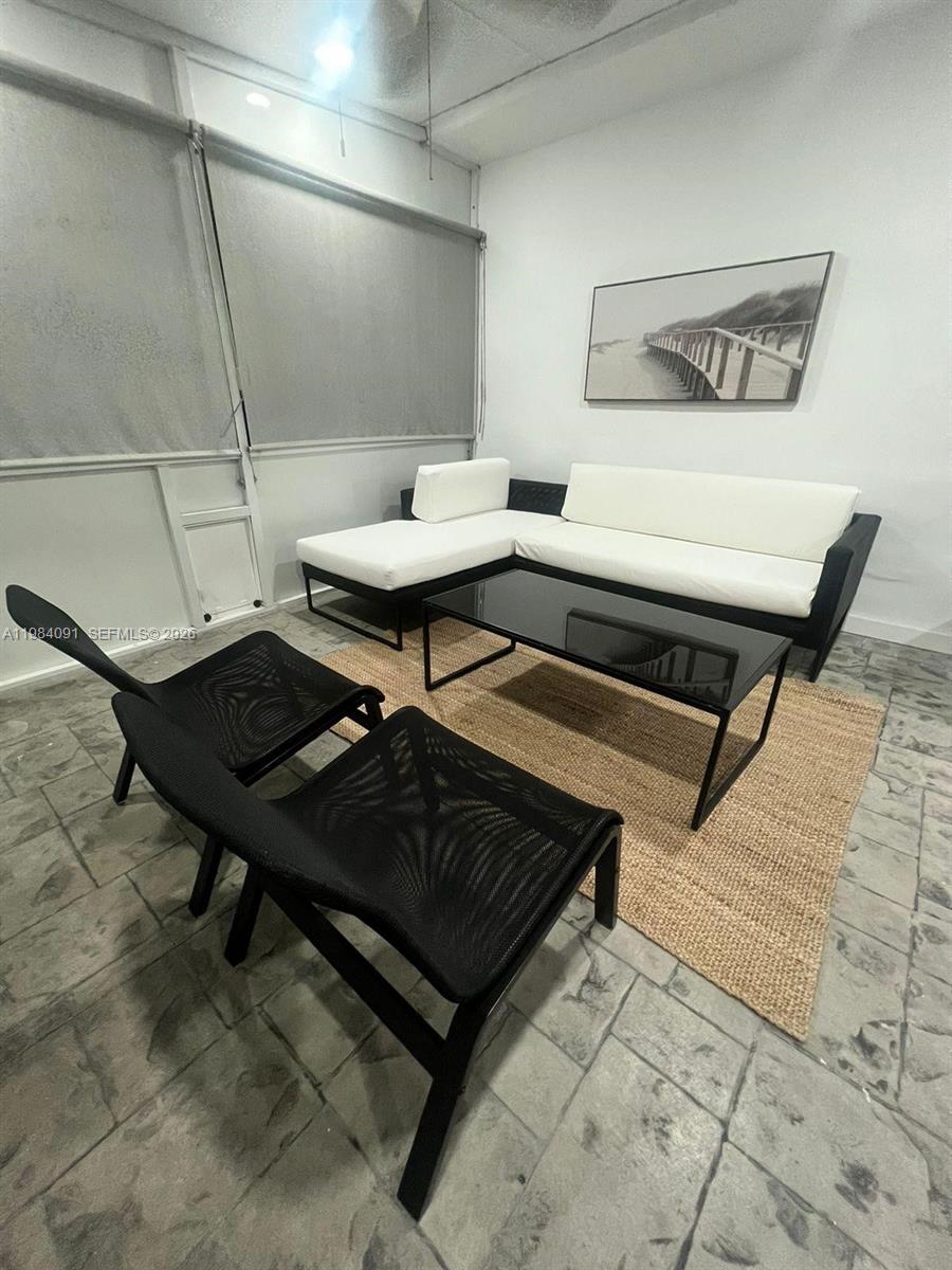 LE JEUNE MANORS - Residential Lease