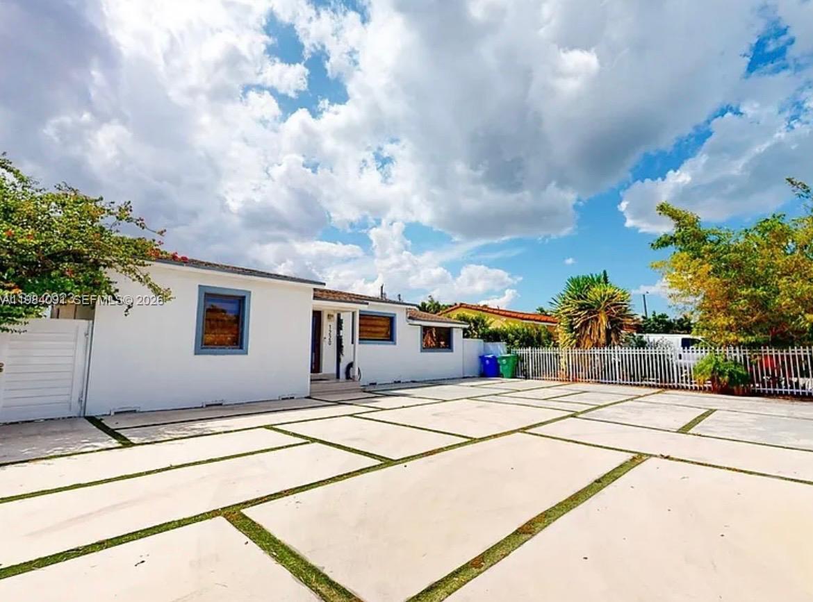 LE JEUNE MANORS - Residential Lease