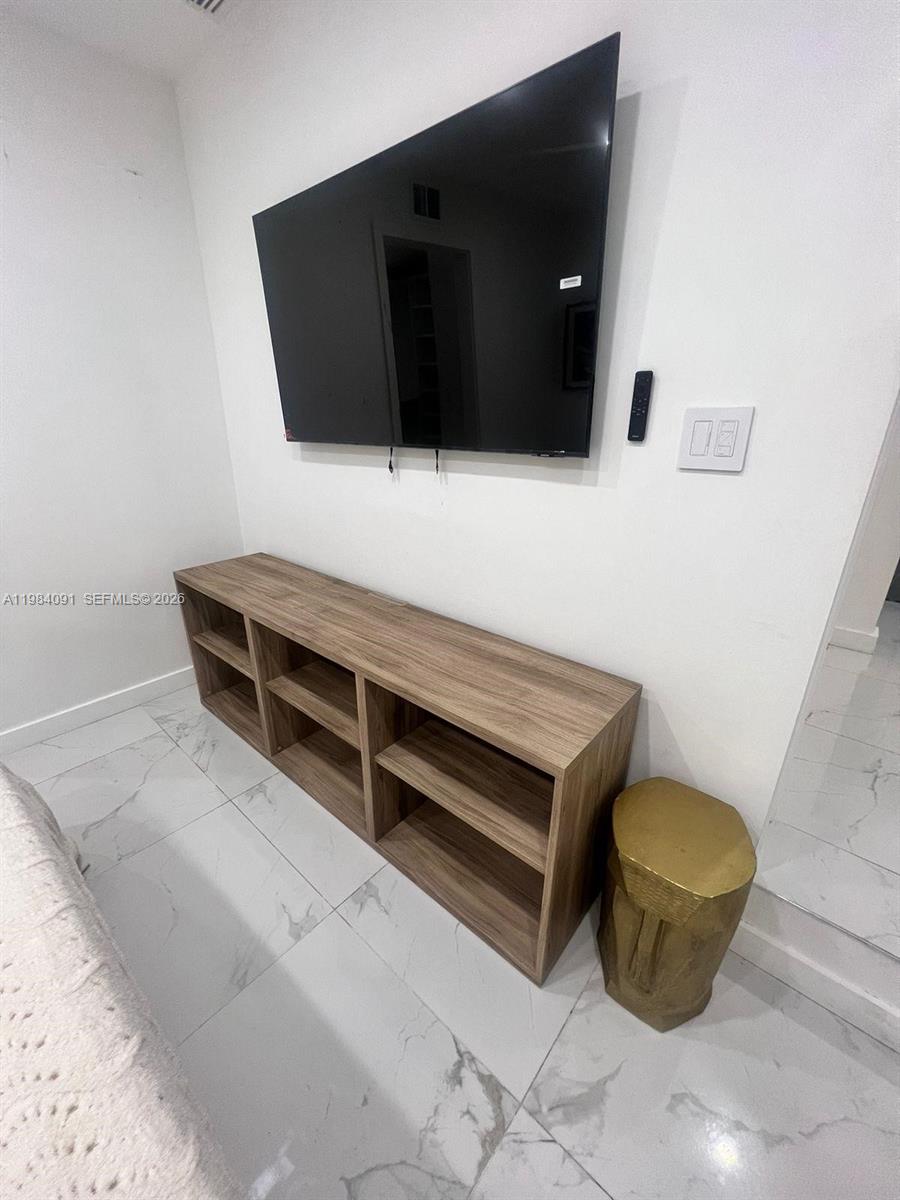 LE JEUNE MANORS - Residential Lease