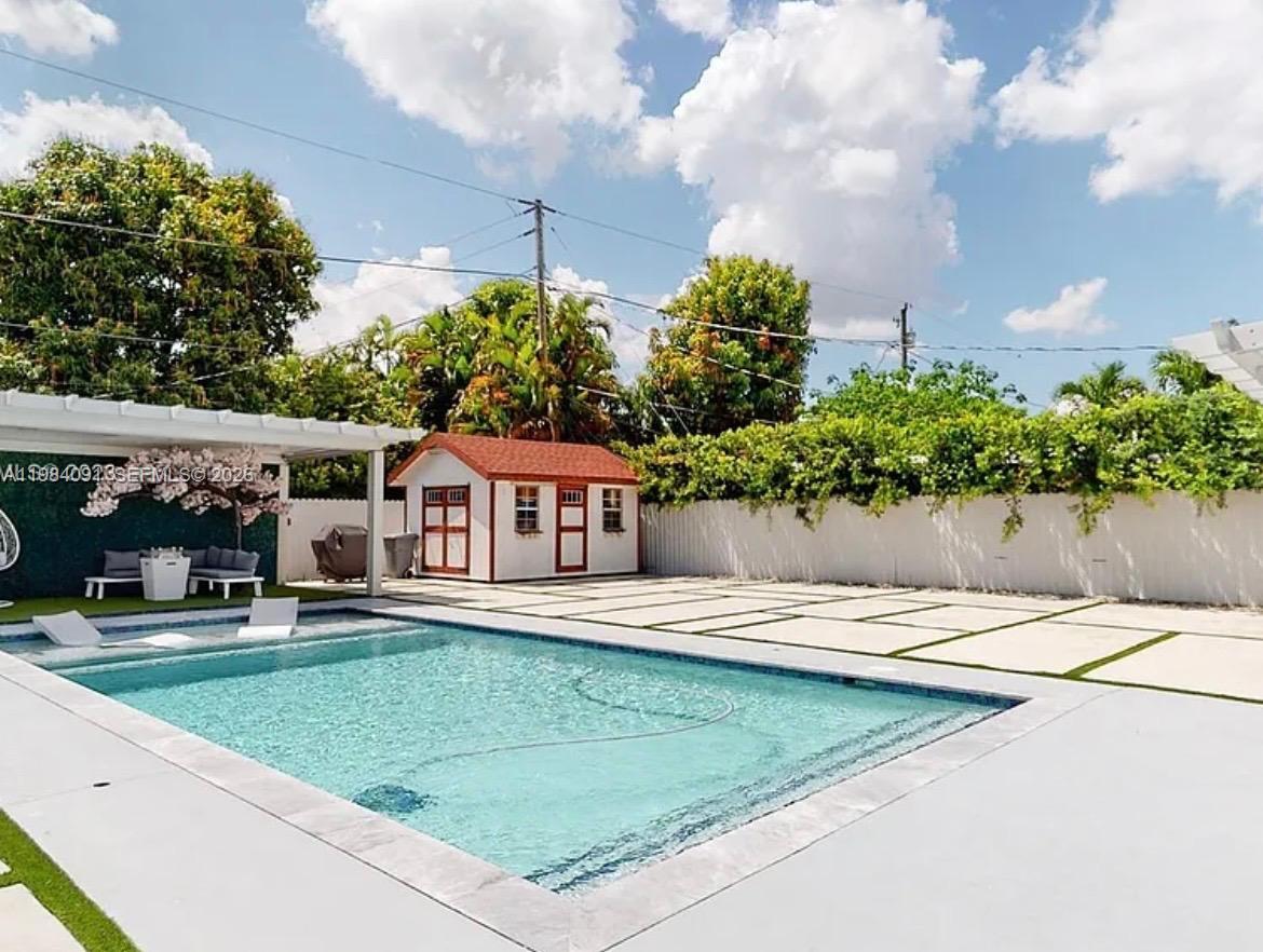 LE JEUNE MANORS - Residential Lease