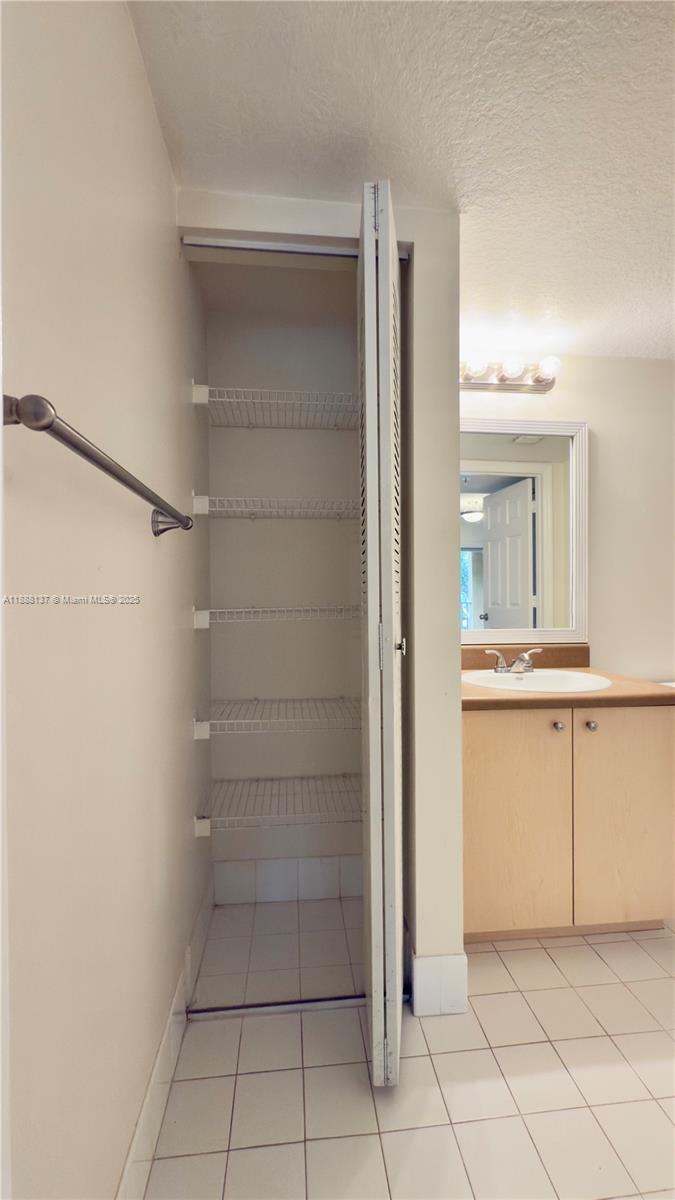 EMERALD ISLE AT LAGUNA LA - Residential Lease