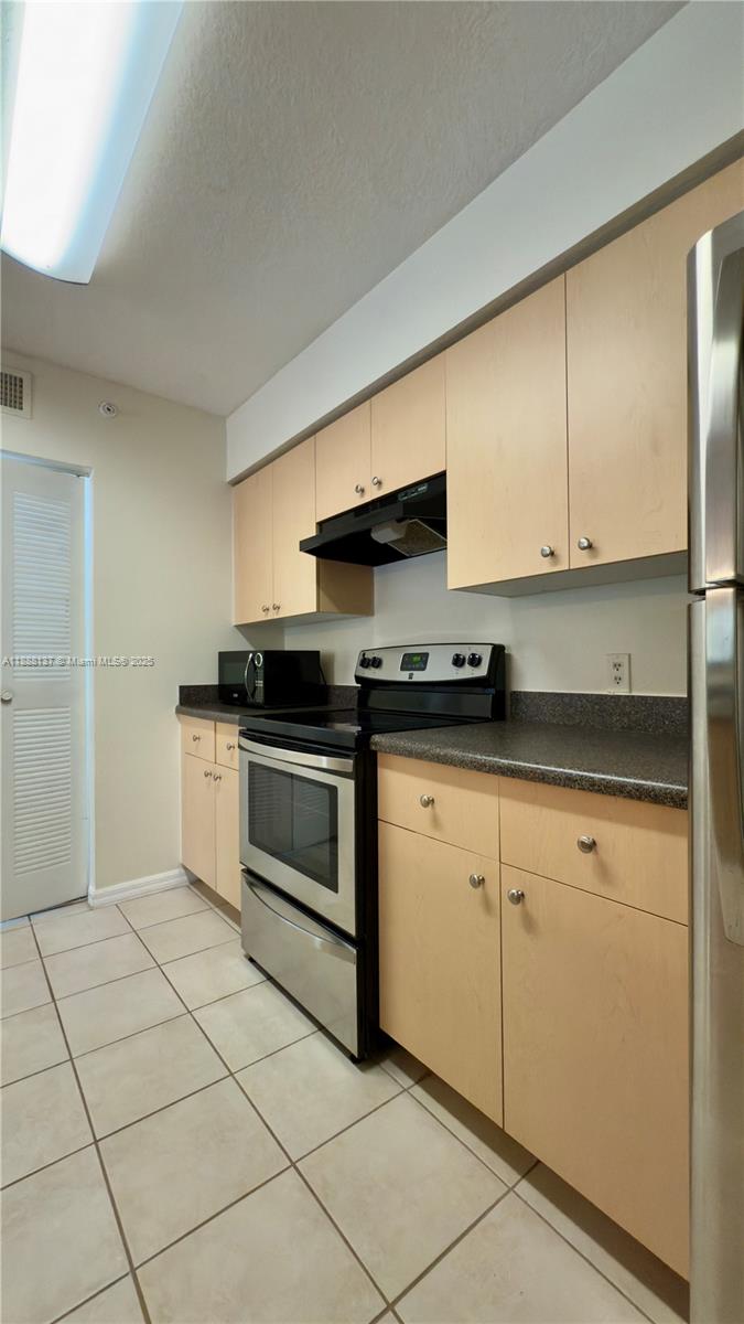 EMERALD ISLE AT LAGUNA LA - Residential Lease