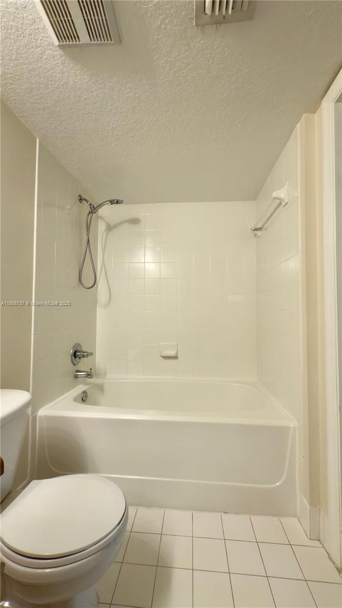 EMERALD ISLE AT LAGUNA LA - Residential Lease