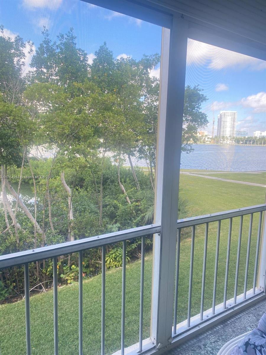 Photo 1 of 2929 Point East Dr A204, Aventura, Florida, $1,750, Web #: 11764252