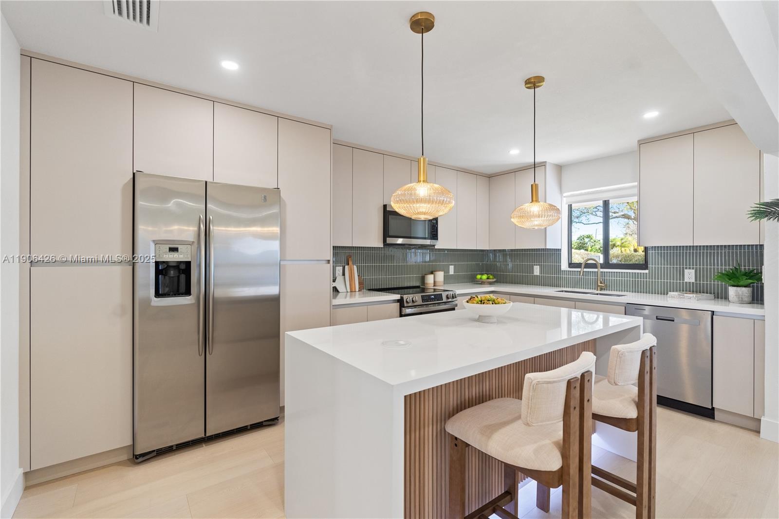 HOLLYWOOD HILLS - Residential