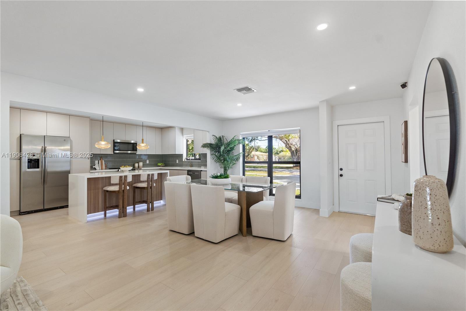 HOLLYWOOD HILLS - Residential