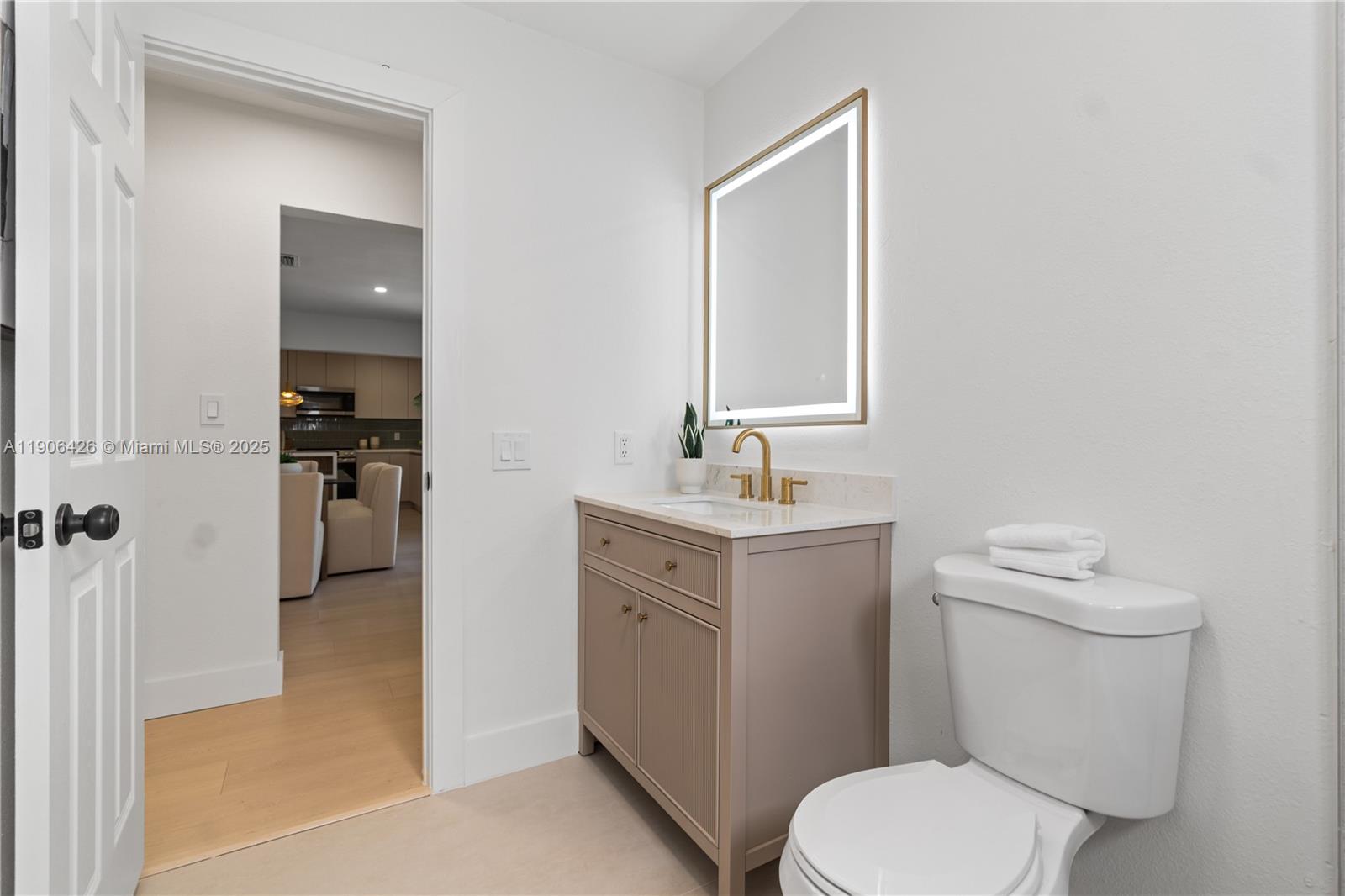 HOLLYWOOD HILLS - Residential