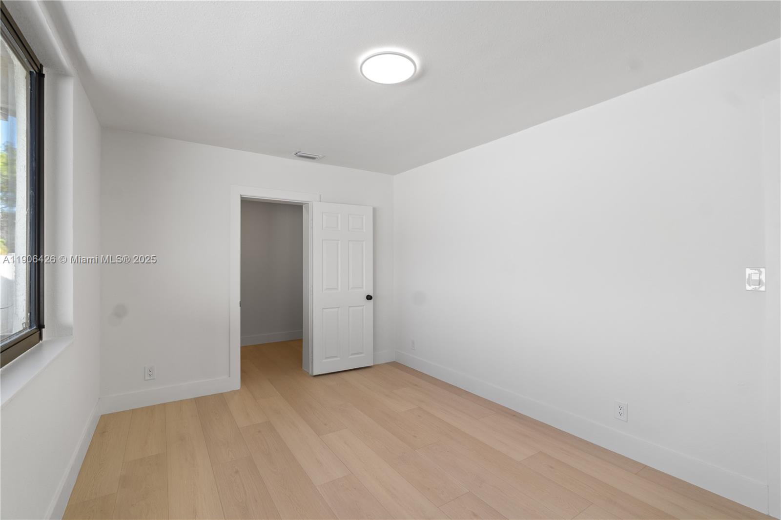 HOLLYWOOD HILLS - Residential