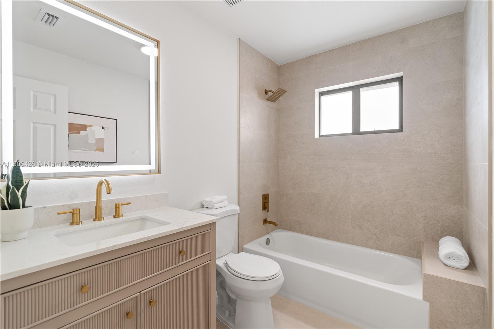 HOLLYWOOD HILLS - Residential