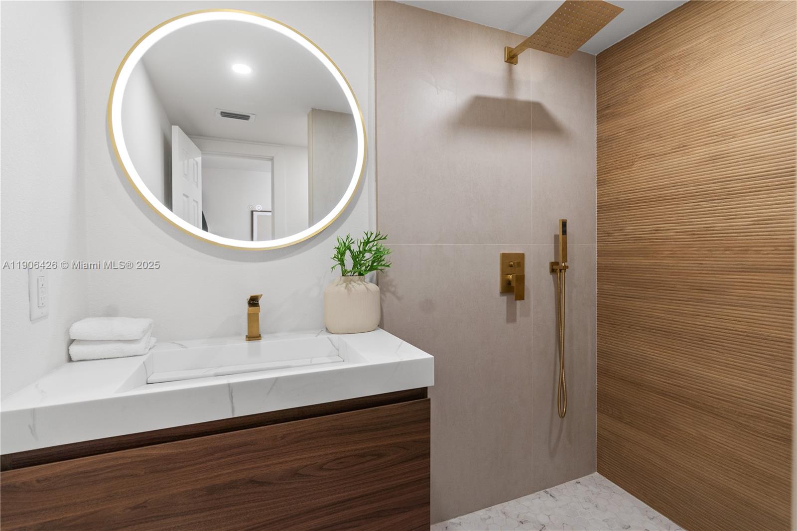 HOLLYWOOD HILLS - Residential