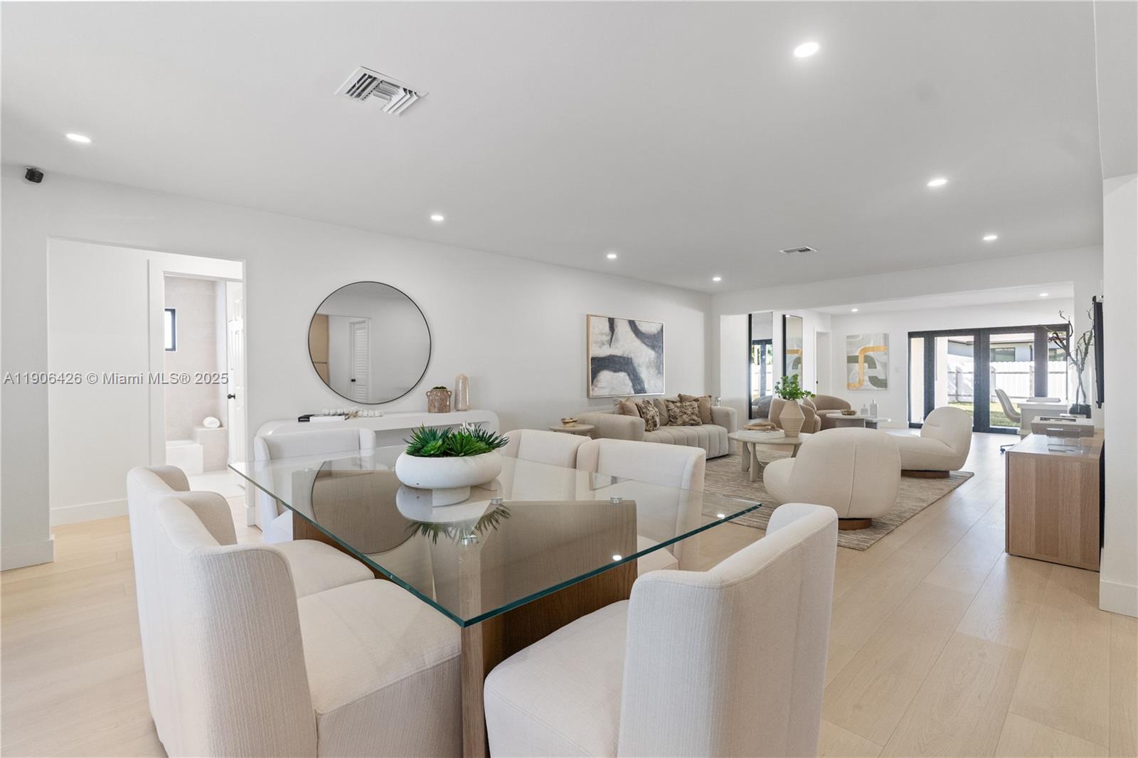 HOLLYWOOD HILLS - Residential