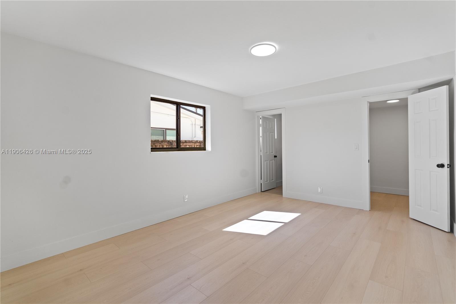 HOLLYWOOD HILLS - Residential